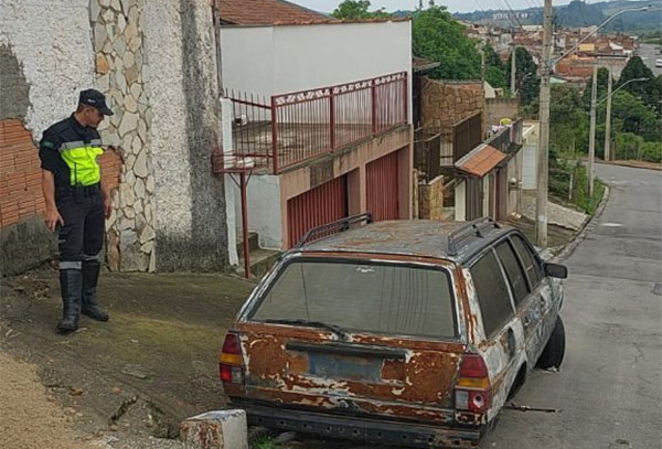 Quanto tempo pode um carro estar estacionado no mesmo local da via pública?