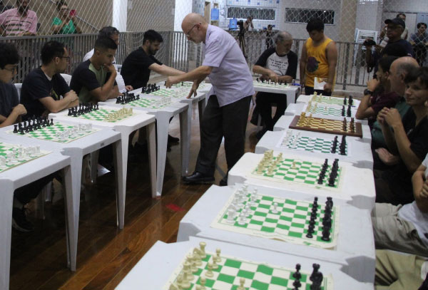 Mestre de Xadrez, Mequinho vence 14 partidas e empata uma em Poços - Jornal  Mantiqueira