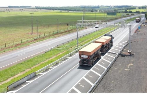 Veículos com sobrecarga aumentam o desgaste do pavimento, contribuindo para a diminuição da sua vida útil e para o surgimento de buracos e ondulações (Ecovias do