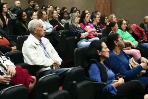 Servidores municipais de Arcos durante a Audiência Pública realizada na Câmara