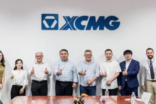 O prefeito Coronel Dimas e o secretário José Carlos Costa realizaram uma reunião com o Presidente da XCMG, Li Hanguang, e o gerente geral da planta Zhao Gang para alinhar a implantação da empresa chinesa Saic Motors em Pouso Alegre