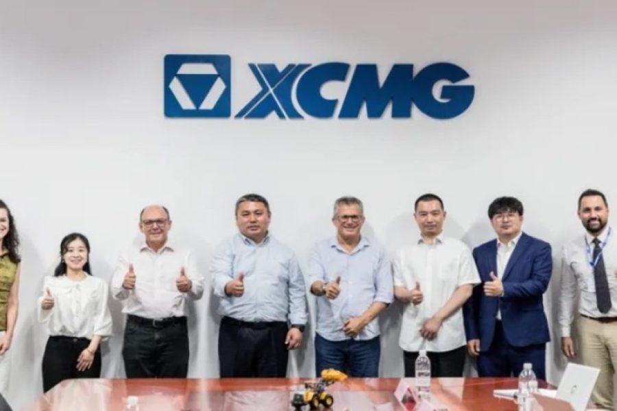 O prefeito Coronel Dimas e o secretário José Carlos Costa realizaram uma reunião com o Presidente da XCMG, Li Hanguang, e o gerente geral da planta Zhao Gang para alinhar a implantação da empresa chinesa Saic Motors em Pouso Alegre