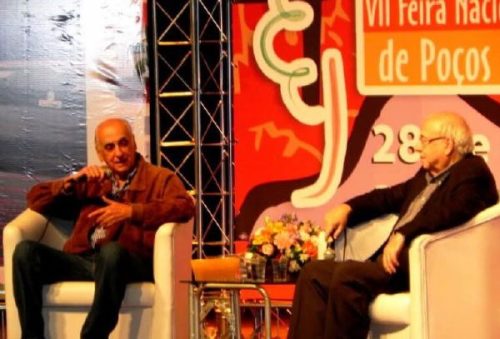 FOTO-biblioteca-municipal-centenario-homenageia-zuenir-ventura-com-mesa-tematica-23-09-26