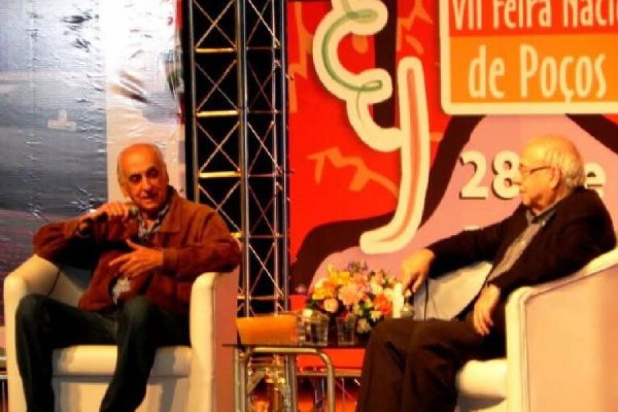 FOTO-biblioteca-municipal-centenario-homenageia-zuenir-ventura-com-mesa-tematica-23-09-26