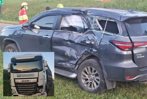 FOTO-colisao-entre-carreta-e-caminhonete-e-registrada-na-sp-342-05-03-26