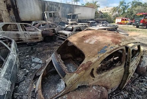 foto-incendio-veiculos-14-08-2026