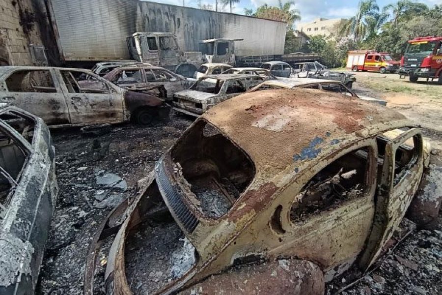 foto-incendio-veiculos-14-08-2026