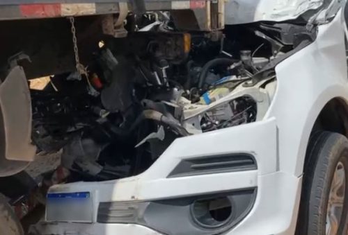 FOTO-motorista-fica-gravemente-ferido-apos-colisao-entre-caminhonete-e-carreta-na-lmg-877-05-03-26