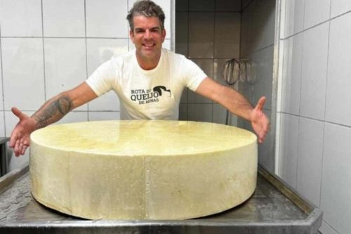 Jordane Macedo, produtor cultural da Rota do Queijo de Minas, com o queijo Soberano da Mantiqueira