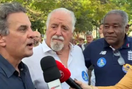 foto-aecio-neves-cumpre-agenda-em-pocos-e-defende-projeto-politico-de-centro-da-cidade-29-09-26