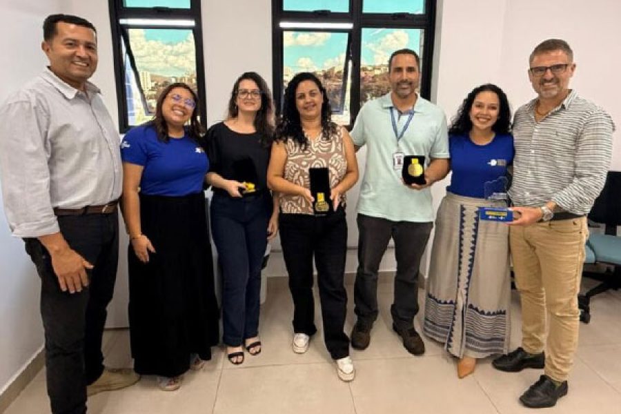 foto-atendentes-do-pocos-facil-recebem-medalhas-em-reconhecimento-ao-trabalho-05-03-26