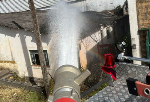 foto-bombeiros-combatem-incendio-em-casas-abandonadas-atras-de-supermercado-06-06-25
