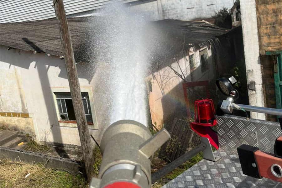 foto-bombeiros-combatem-incendio-em-casas-abandonadas-atras-de-supermercado-06-06-25
