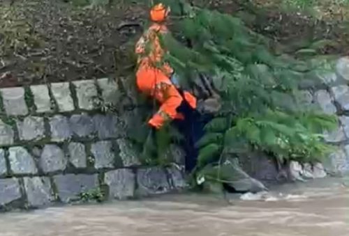 foto-bombeiros-resgatam-homem-de-afogamento-no-ribeirao-da-serra-no-centro-de-pocos-12-03-26