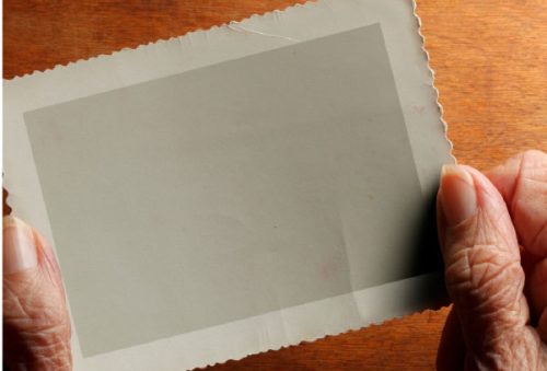 foto-branco-esquecer-nao-e-morrer-de-beatriz-aquino-convida-o-publico-a-refletir-sobre-memoria-04-12-25