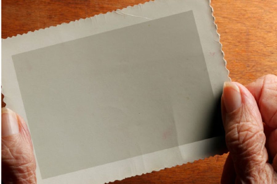 foto-branco-esquecer-nao-e-morrer-de-beatriz-aquino-convida-o-publico-a-refletir-sobre-memoria-04-12-25