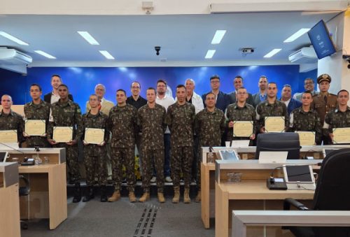 foto-camara-diploma-valor-militar-01-12-2025