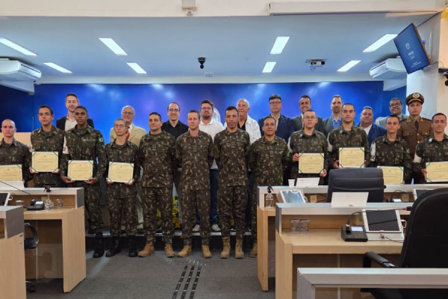 foto-camara-diploma-valor-militar-01-12-2025