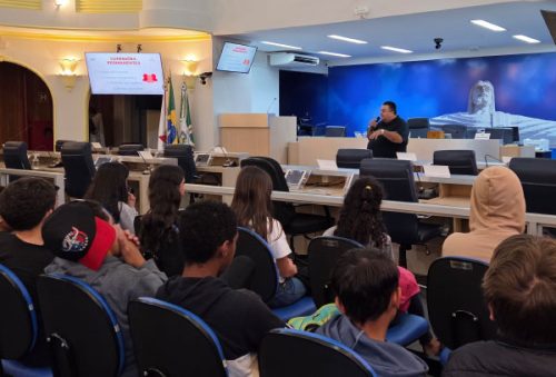 foto-camara-em-visita-recebe-cursinho-popular-conceicao-evaristo-e-e-m-raphael-sanches-29-10-26