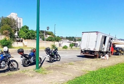 foto-caminhao-com-facoes-e-outras-mercadorias-e-identificado-pela-muralha-digital-01-10-26