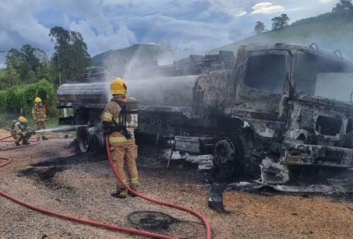 foto-caminhao-incendio-23-02-2026