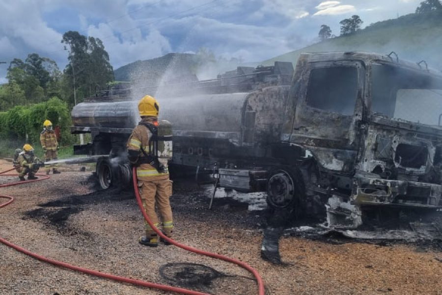 foto-caminhao-incendio-23-02-2026