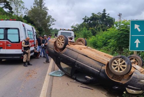 foto-capotamento-na-br-267-deixa-duas-mulheres-feridas-em-machado-21-03-26