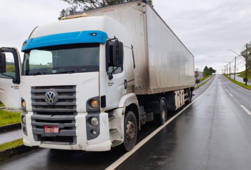 foto-carreta-com-125-multas-acumuladas-e-restricoes-judiciais-e-apreendida-pela-pmr-na-mgc-146-em-pocos-de-caldas-11-02-26
