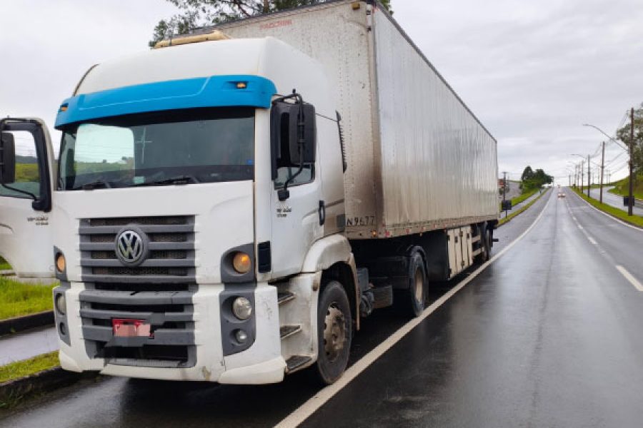 foto-carreta-com-125-multas-acumuladas-e-restricoes-judiciais-e-apreendida-pela-pmr-na-mgc-146-em-pocos-de-caldas-11-02-26