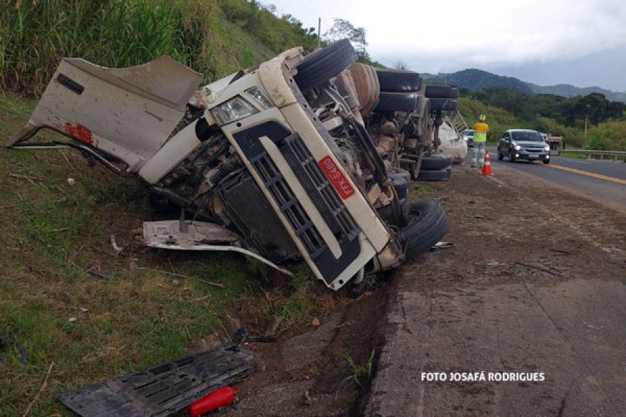 foto-carreta-acidente-05-01-2026