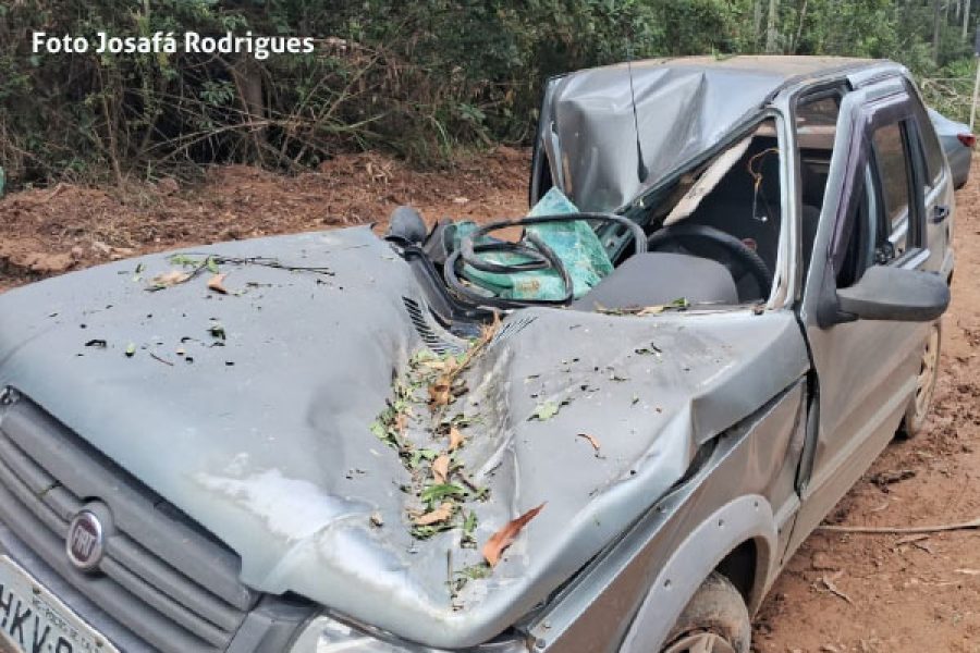 foto-carro-e-atingido-por-eucalipto-na-serra-de-campestrinho-e-motorista-fica-ferido-27-02-26