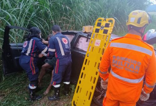 foto-carro-sai-da-pista-e-motorista-fica-ferido-na-br-267-em-machado-10-03-26