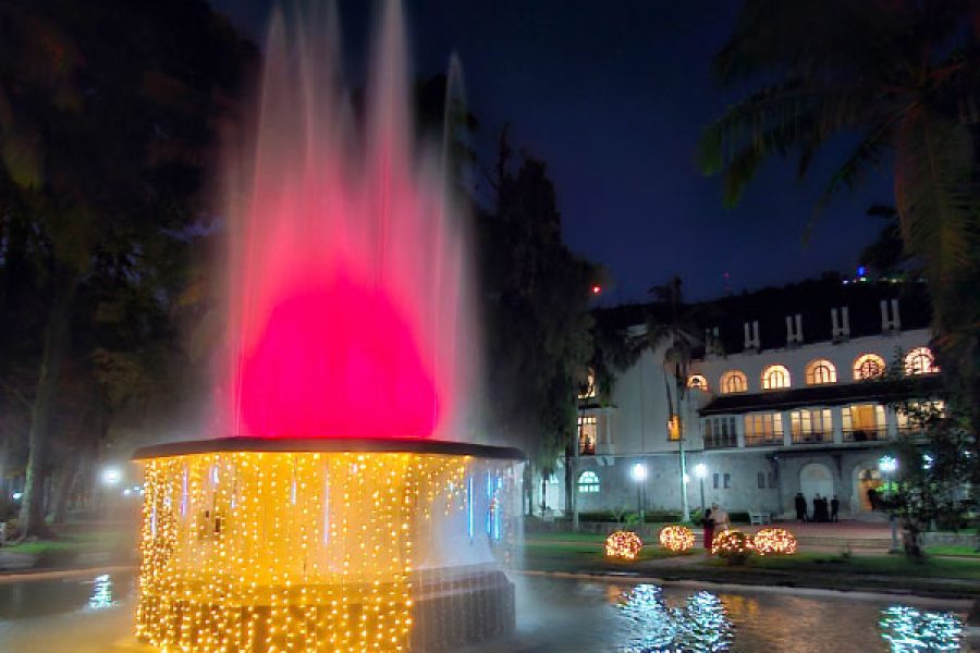 foto-cidade-vive-clima-de-encantamento-com-o-natal-pocos-de-luz-e-atrai-visitantes-de-varias-regioes-23-12-25