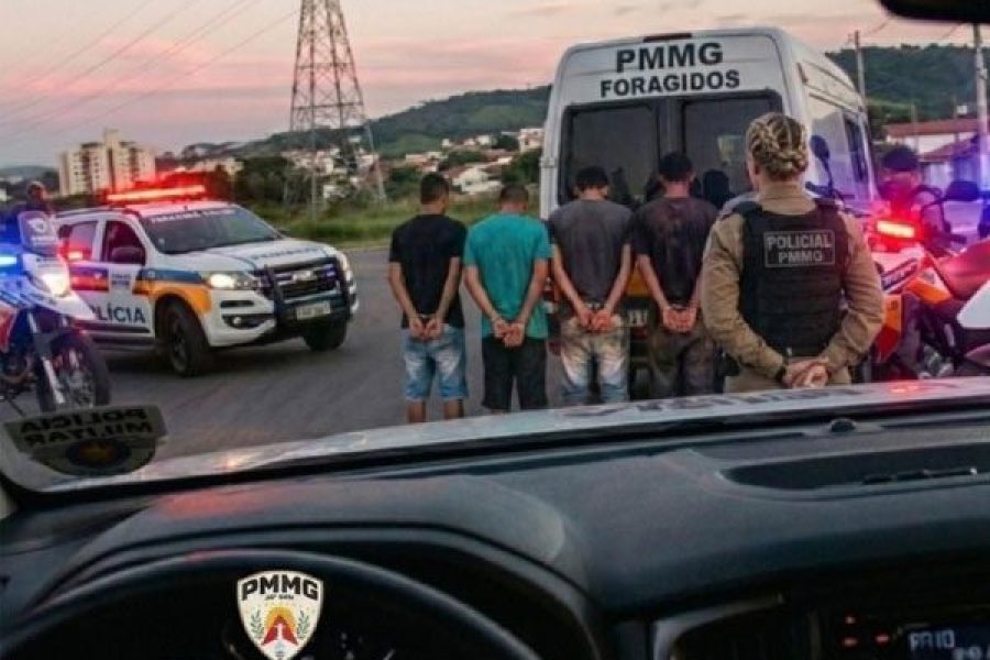 foto-cinco-sao-presos-em-operacao-da-policia-militar-em-andradas-16-04-26