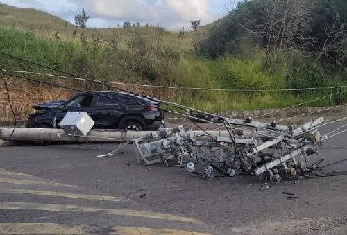 foto-colisao-contra-poste-deixa-duas-pessoas-feridas-e-provoca-falta-de-energia-em-pocos-de-caldas-04-05-26