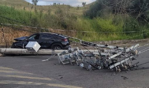 foto-colisao-contra-poste-deixa-duas-pessoas-feridas-e-provoca-falta-de-energia-em-pocos-de-caldas-04-05-26