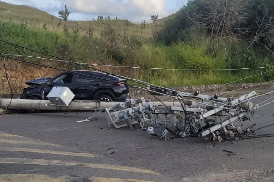foto-colisao-contra-poste-deixa-duas-pessoas-feridas-e-provoca-falta-de-energia-em-pocos-de-caldas-04-05-26