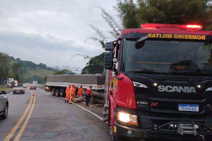 foto-colisao-carreta-28-10-2025