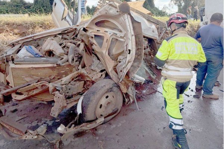foto-colisao-entre-caminhao-e-camionete-deixa-uma-vitima-fatal-na-mg-050-26-03-26