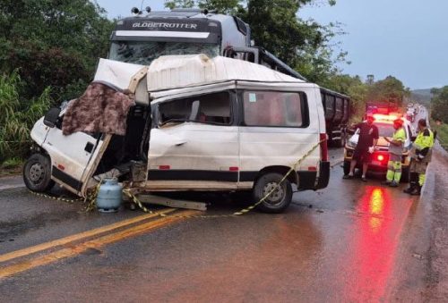 foto-colisao-entre-micro-onibus-e-rodotrem-deixa-duas-pessoas-mortas-na-mg-050-06-10-26