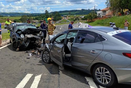 foto-colisao-frontal-entre-automoveis-deixa-um-morto-na-mgc-491-18-02-26