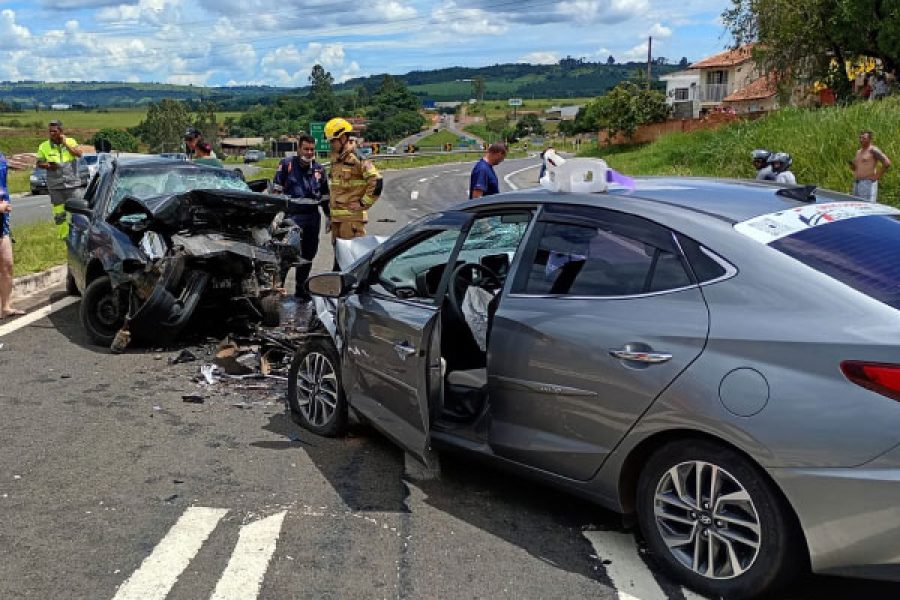 foto-colisao-frontal-entre-automoveis-deixa-um-morto-na-mgc-491-18-02-26