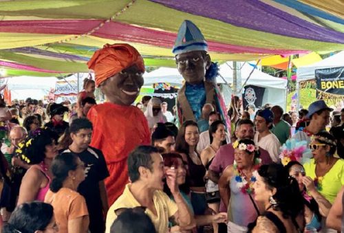 foto-comemorando-25-anos-charanga-dos-artistas-leva-alegria-ao-publico-16-02-26