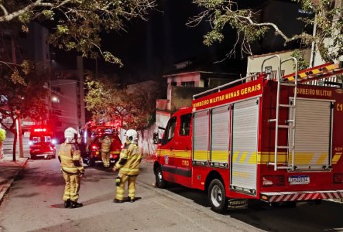 foto-corpo-de-bombeiros-combate-incendios-simultaneos-em-casas-abandonadas-22-05-25