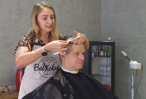 foto-de-cobaias-na-varanda-ao-sucesso-em-pocos-a-trajetoria-da-barbeira-bel-kobus-06-03-26