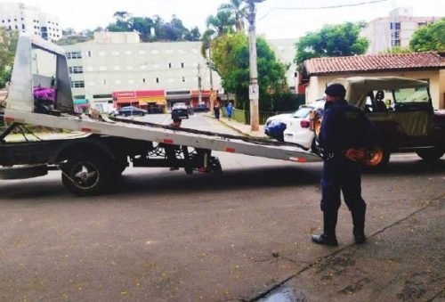 foto-gcm-remove-tres-veiculos-estacionados-irregularmente-em-vagas-especiais-no-centro-13-10-26