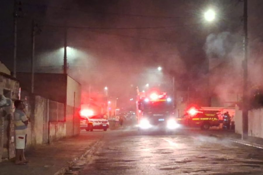 foto-incendio-atinge-anexo-de-residencia-no-bairro-aeroporto-e-mobiliza-corpo-de-bombeiros-26-02-26