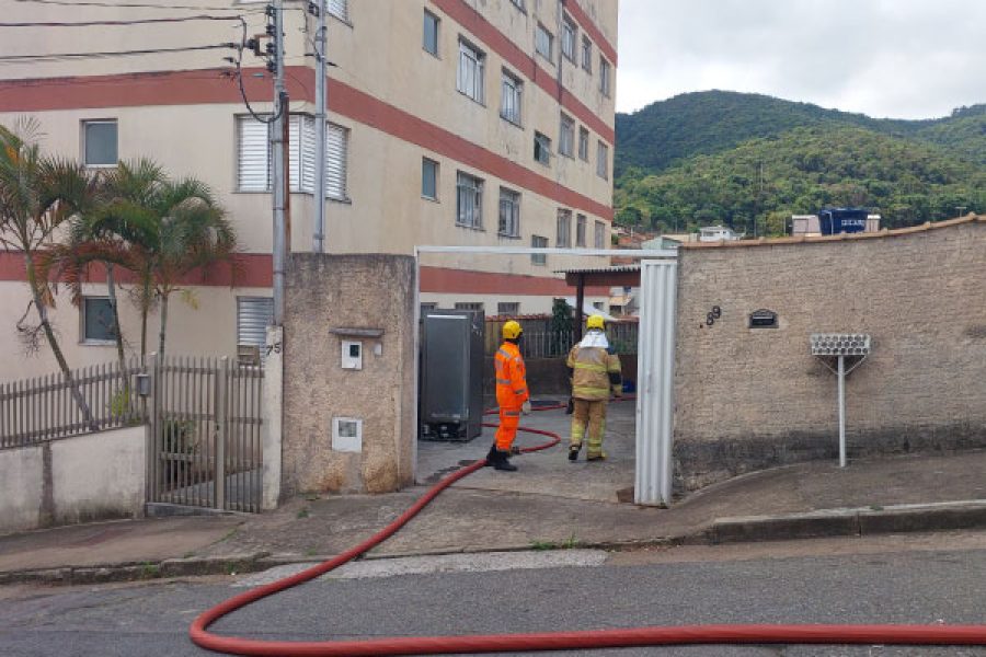 foto-incendio-atinge-quarto-09-10-2025