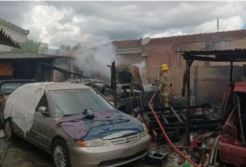 foto-incendio-atinge-residencia-e-destroi-veiculos-no-bairro-quisisana-em-pocos-de-caldas-06-04-26