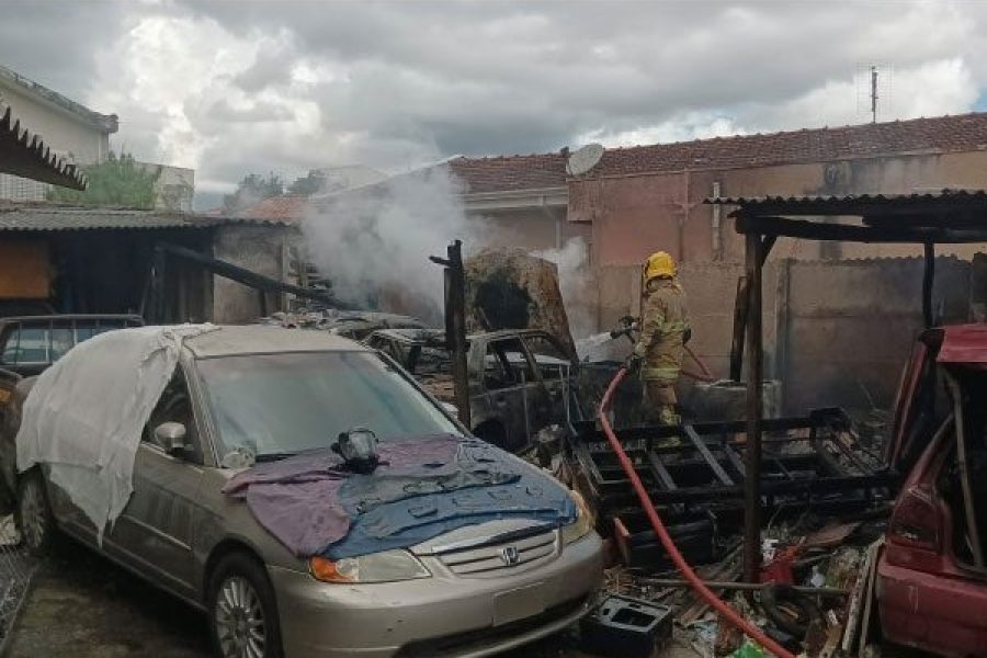 foto-incendio-atinge-residencia-e-destroi-veiculos-no-bairro-quisisana-em-pocos-de-caldas-06-04-26